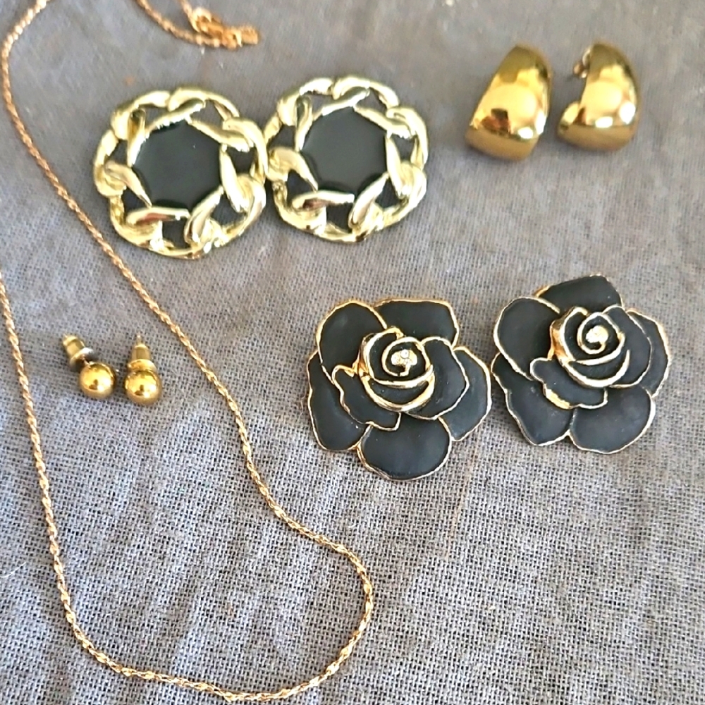 Black & Gold Tones Vintage Jewelry Lot Dainty Chain & 4 Pair Retro Earrings